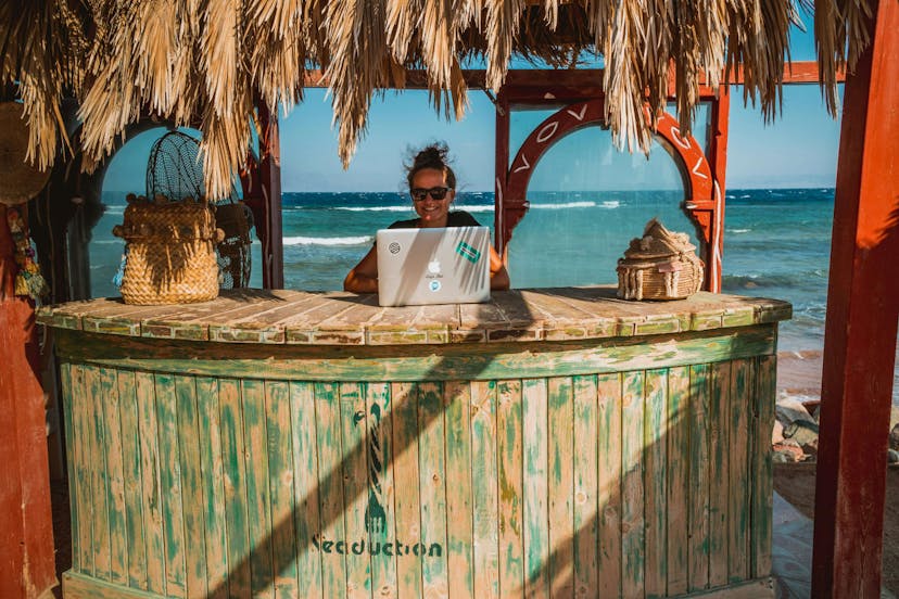 /working-remotely-abroad-what-do-you-need-to-know feature image
