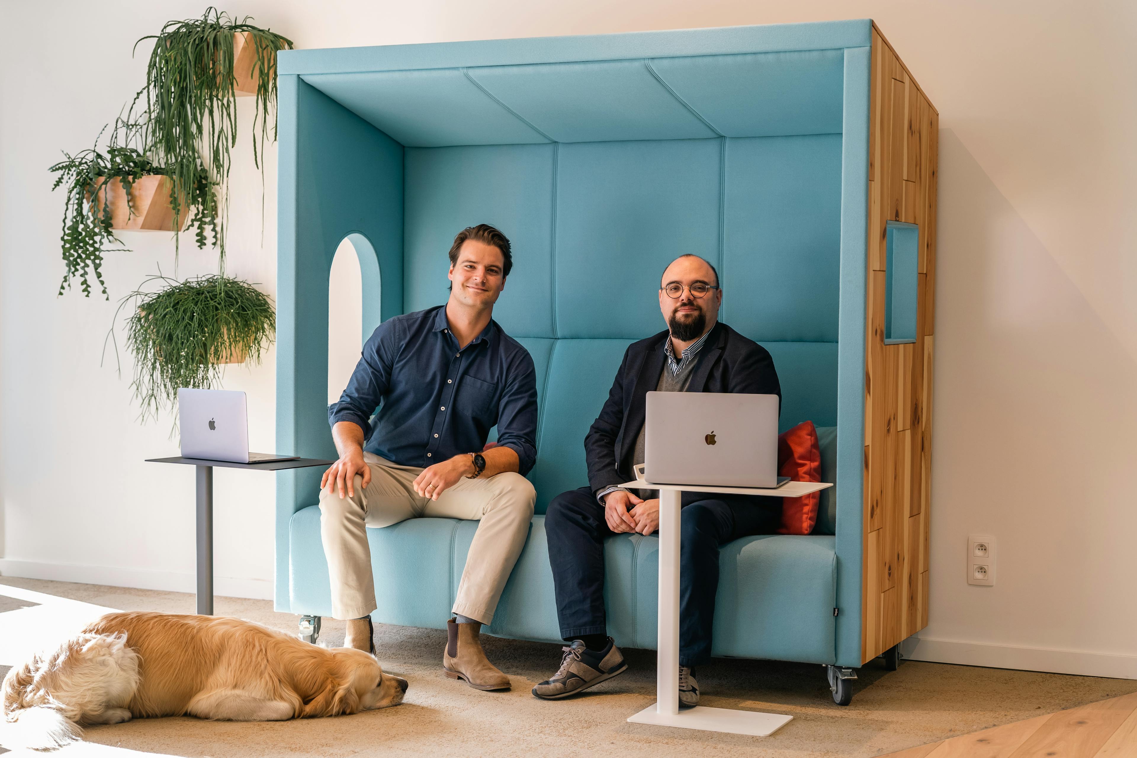 de izquierda a derecha: el perro de la oficina de Revend, Remus, el director ejecutivo Peter Wellens y el director de tecnología Alex Reis
