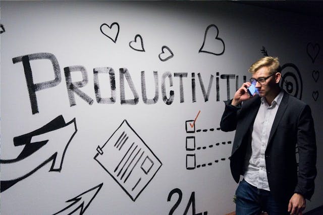 /5-productivity-hacks-for-solo-founders-7n2g31vr feature image