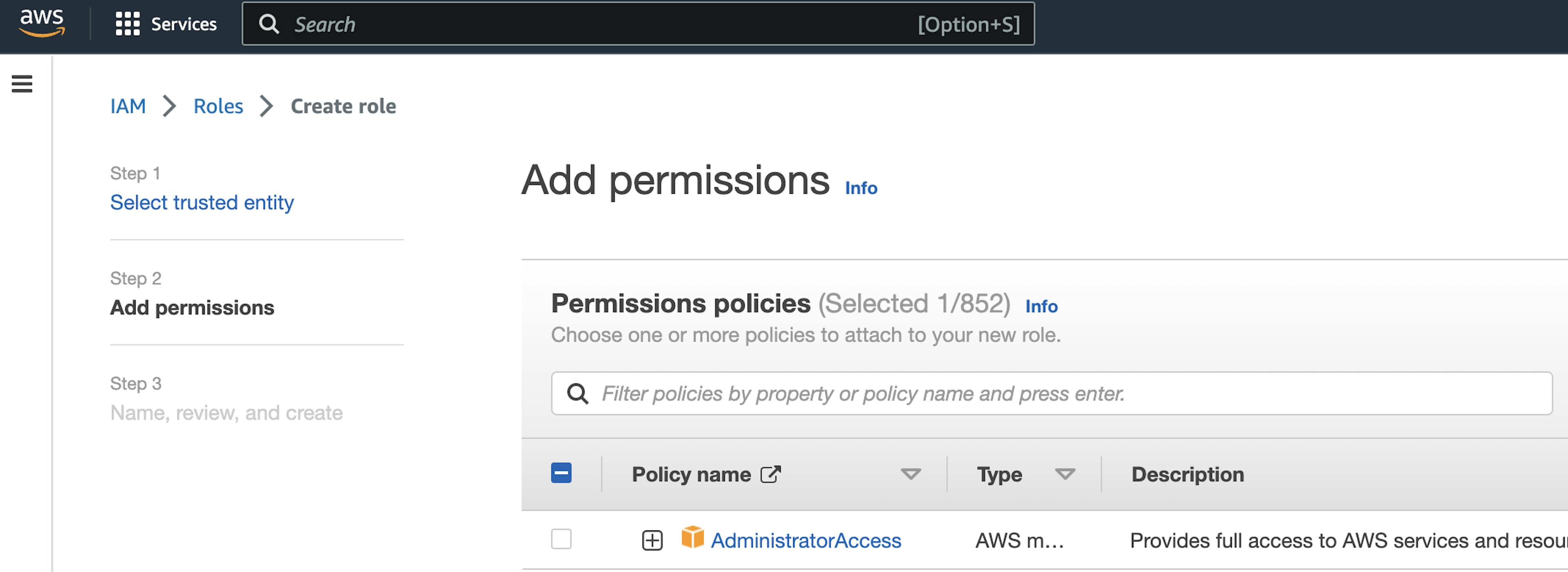 Der Screenshot der AWS-Webseite mit dem Zeiger auf die AdministratorAccess-Berechtigung