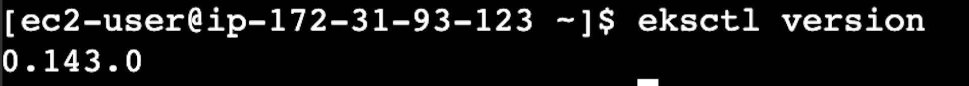 La captura de pantalla del terminal en línea de la instancia del servidor virtual AWS EC2 con la versión eksctl