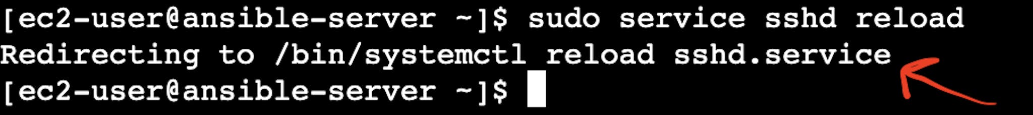 La captura de pantalla del terminal de instancia del servidor virtual AWS EC2 con el puntero al resultado de recarga sshd