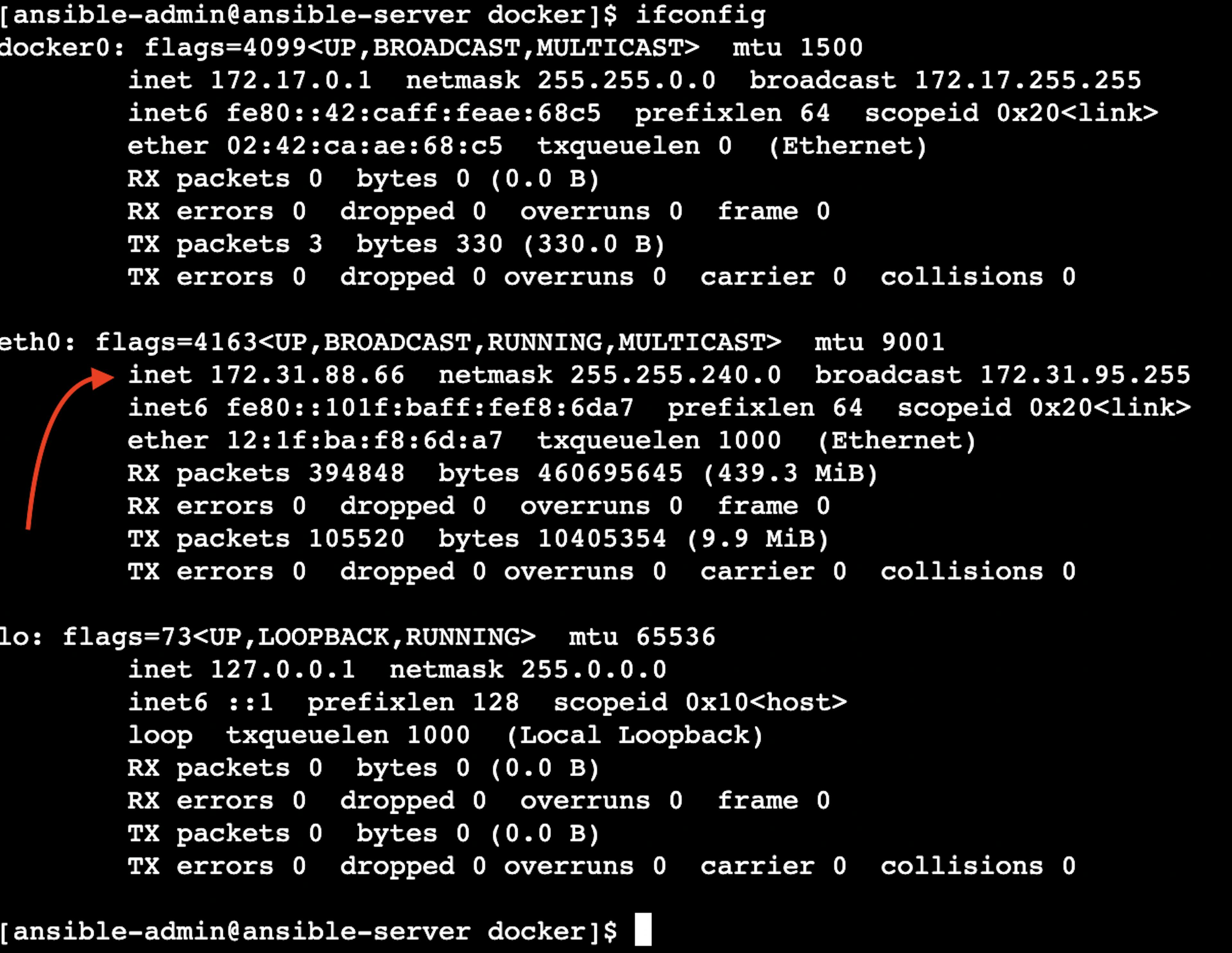La captura de pantalla de la configuración de la interfaz de red de la instancia AnsibleServer EC2