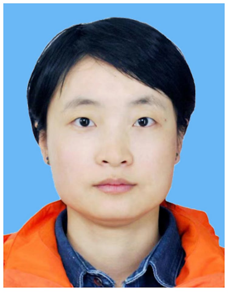 孟雨欣 2010 年毕业于中国安徽科技大学，获得计算机科学与技术学士学位。她目前正在中国青岛中国海洋大学视觉实验室攻读博士学位，指导教授是董俊宇教授。她的研究兴趣包括图像处理和计算机视觉。