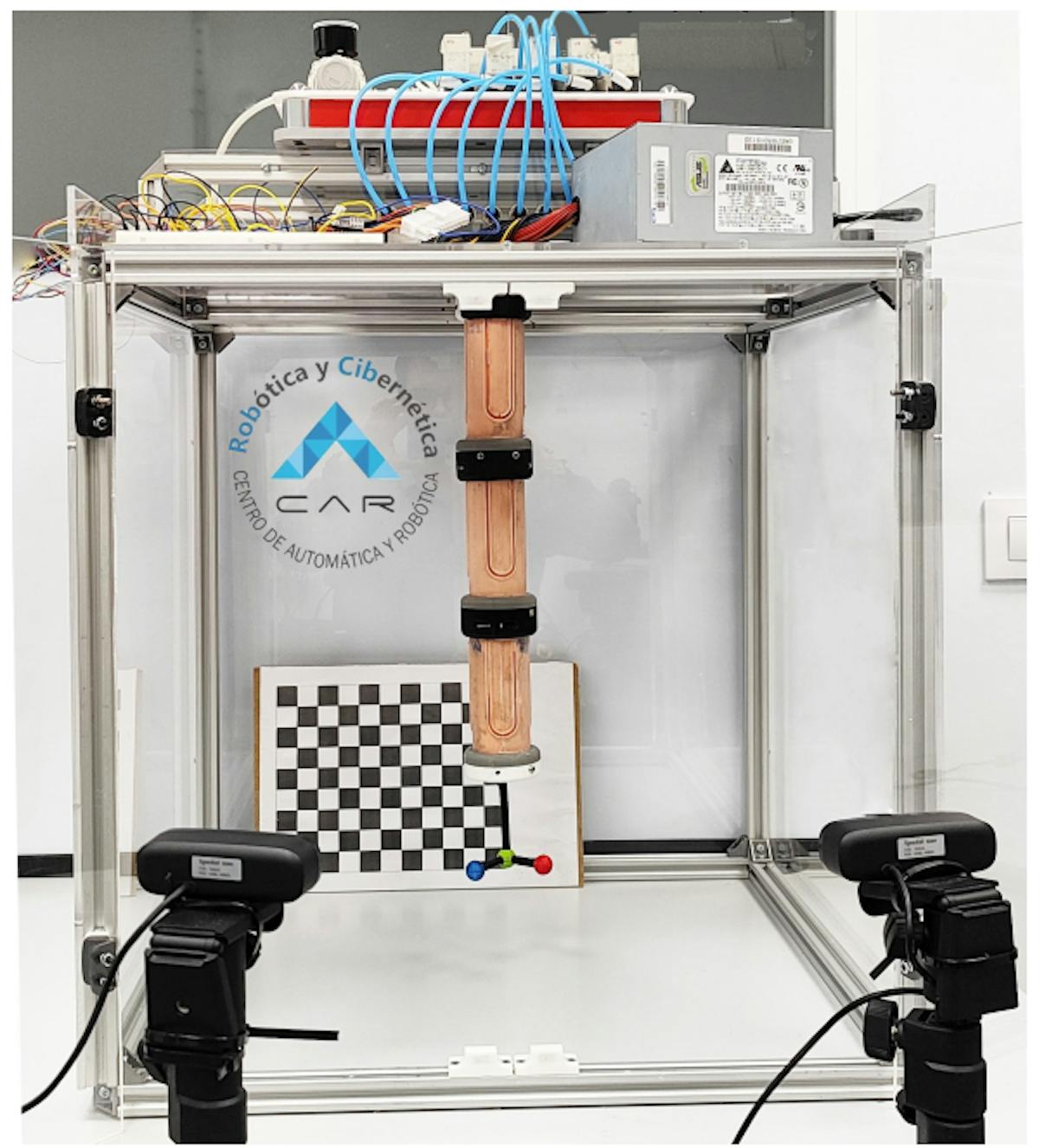 Figure 10. Paul and the work environment. The processor can be seen, with three sectors, inside the box that contains it, it is placed from the top of the air seat and the power source. At the end of Paul, Triedron is placed that allows parking lots with the cameras seen in the foreground. Source: Authors.