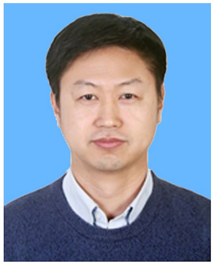 董俊宇（IEEE 会员）分别于 1993 年和 1999 年获得中国青岛海洋大学应用数学系学士和硕士学位，2003 年获得英国爱丁堡赫瑞瓦特大学计算机系图像处理博士学位。他目前是中国海洋大学计算机科学与技术学院教授兼院长。他的研究兴趣包括视觉信息分析与理解、机器学习和水下图像处理。