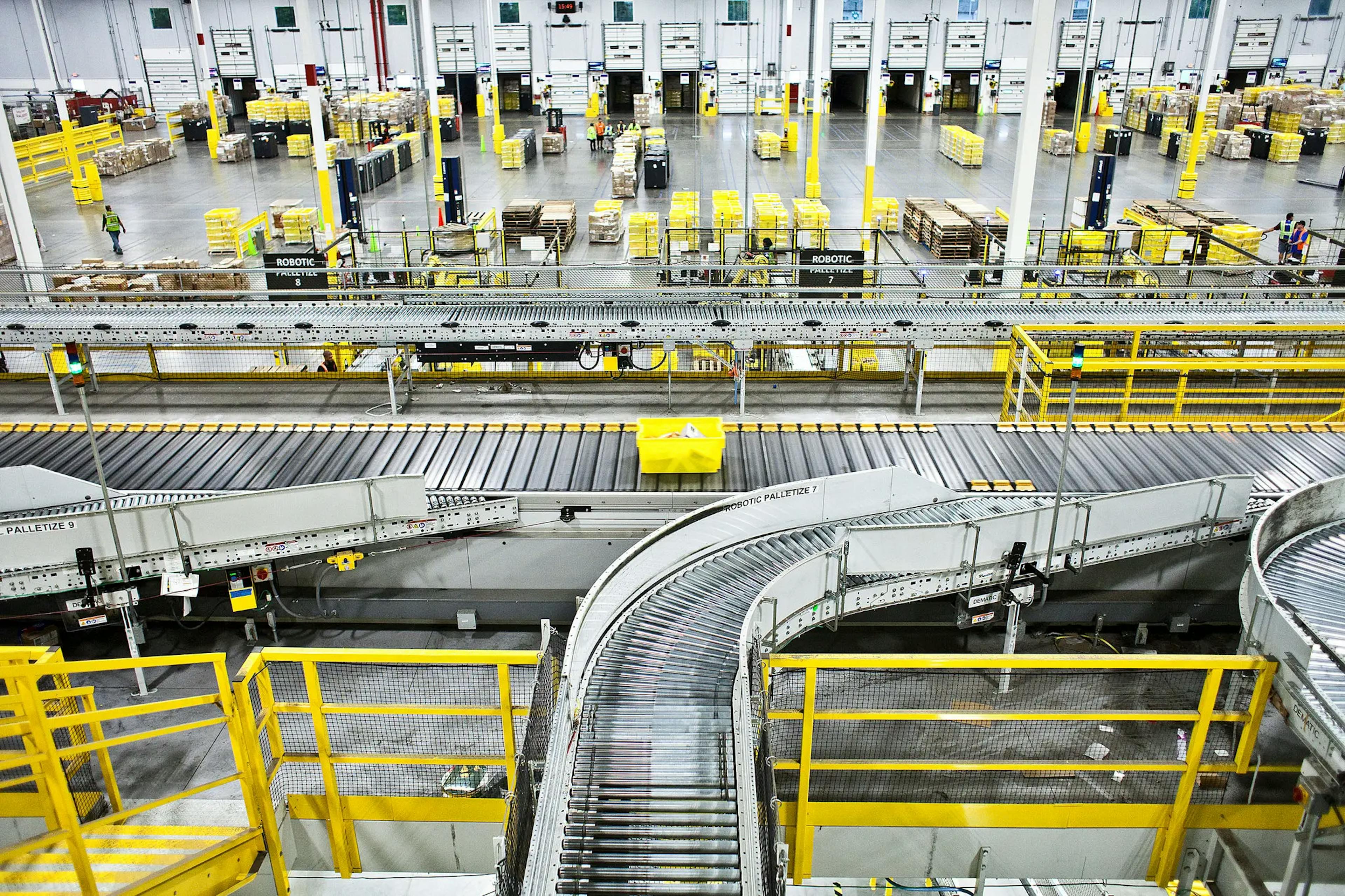 Avec l'introduction d'une nouvelle ère de la robotique, Amazon va devoir restructurer ses entrepôts | Le New York Times[2]