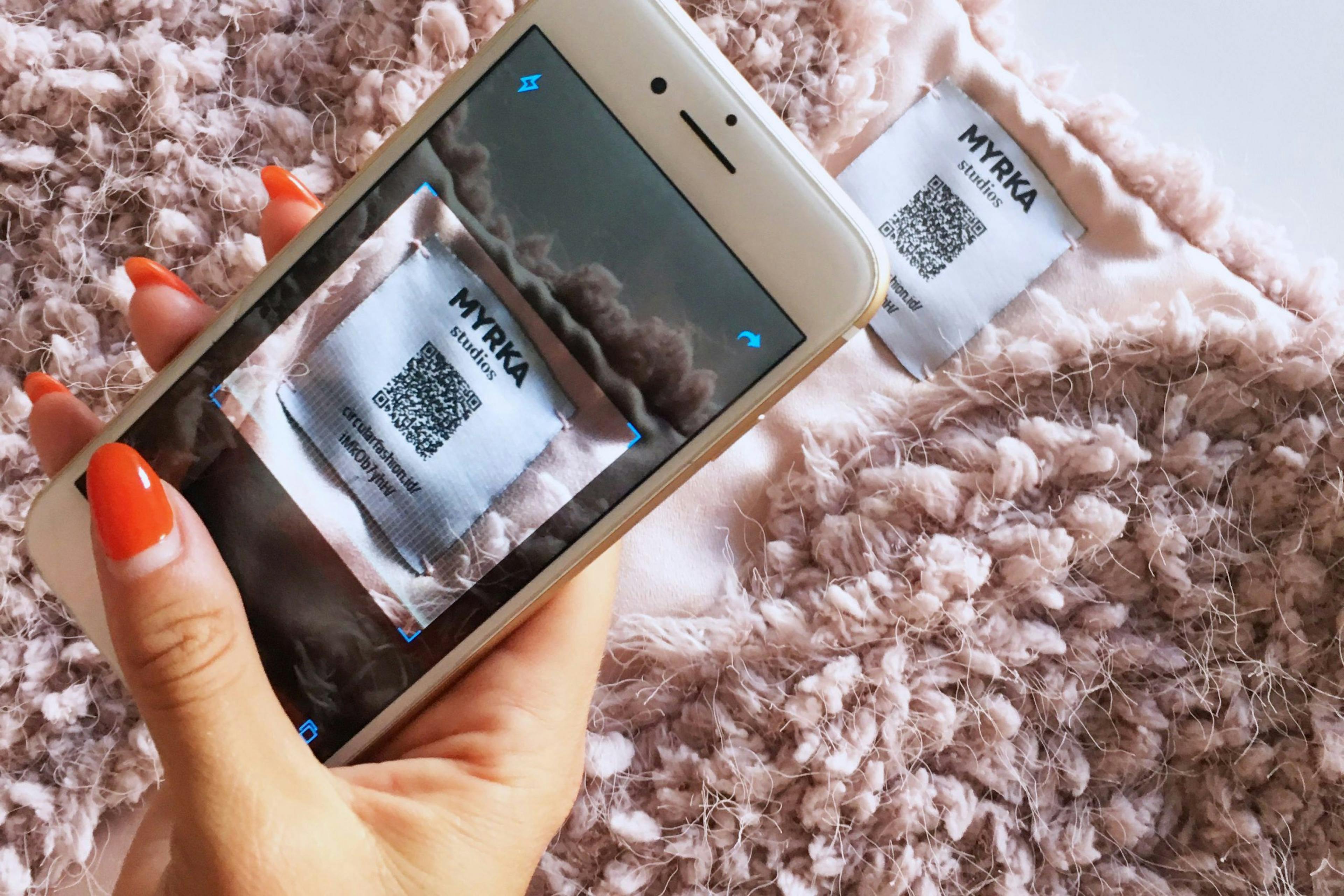 featured image - Blockchain Tech in the Fashion Industry: Transparency, Traceability, and Efficiency