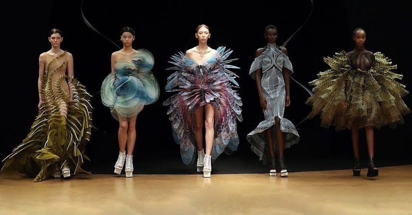 /smart-textiles-are-sweeping-the-fashion-industry-zt2k37i7 feature image