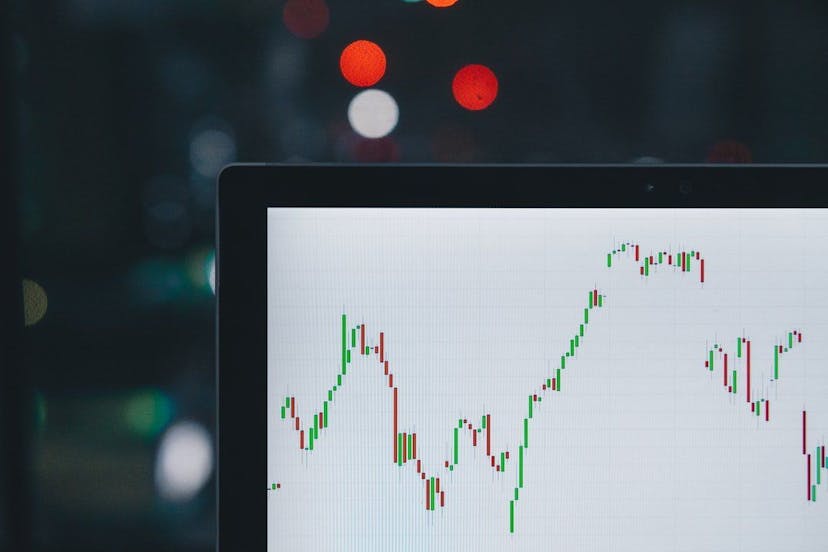 /trading-scams-explained-and-tips-to-avoid-them-wl1s34nx feature image