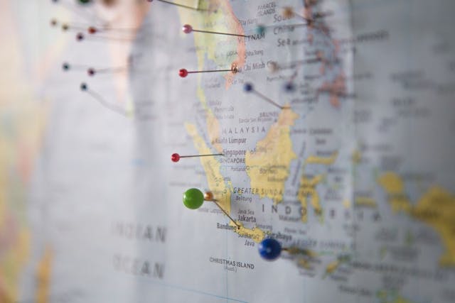 /how-to-stop-sharing-your-location-on-iphone-without-them-knowing feature image