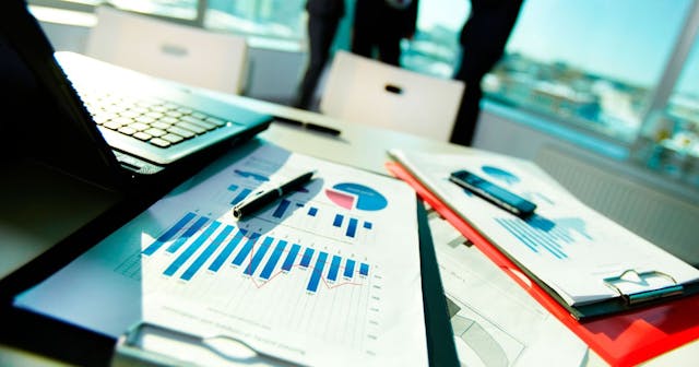 /4-tips-for-building-a-successful-business-from-scratch-in-2022 feature image