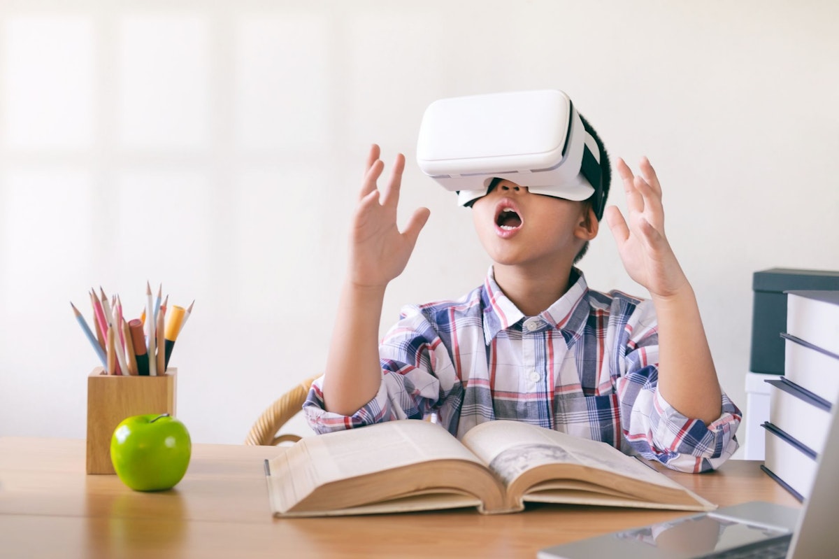 featured image - How Is Augmented Reality Changing the Way Students Learn in Class?