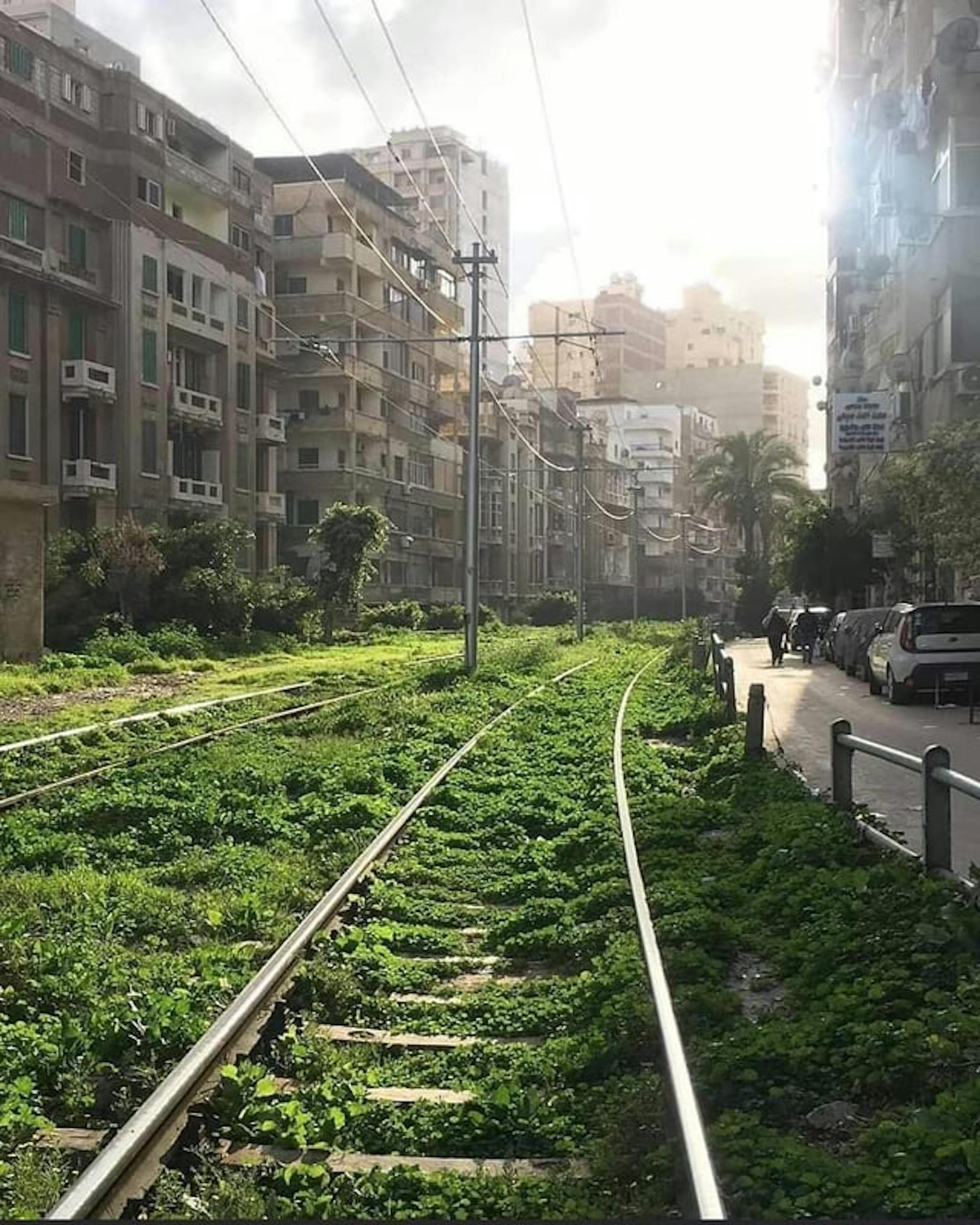 Um trilho de bonde em Alexandria, postado por u/Different-Giraffe255 no r/Egypt. (https://www.reddit.com/r/Egypt/comments/1152219/a_tram_track_in_alexandria/)