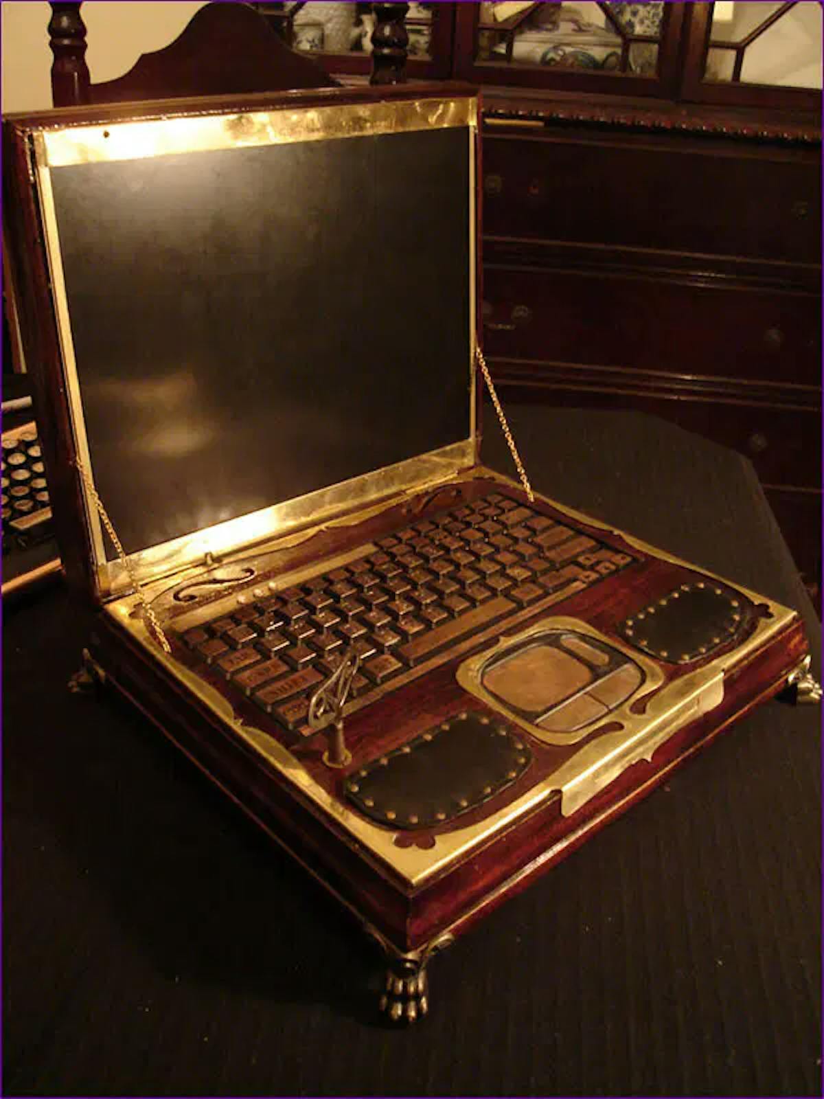 Datamancer Steampunk ল্যাপটপ। https://www.geeknative.com/21147/the-datamancers-impressive-steampunk-laptop/ থেকে