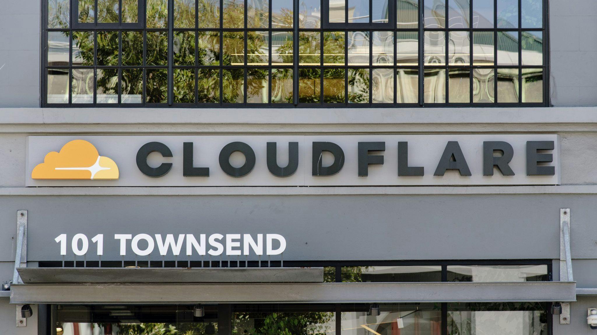 featured image - Cloudflare Helps Reduce The Environmental Impact of Internet Carbon Emissions