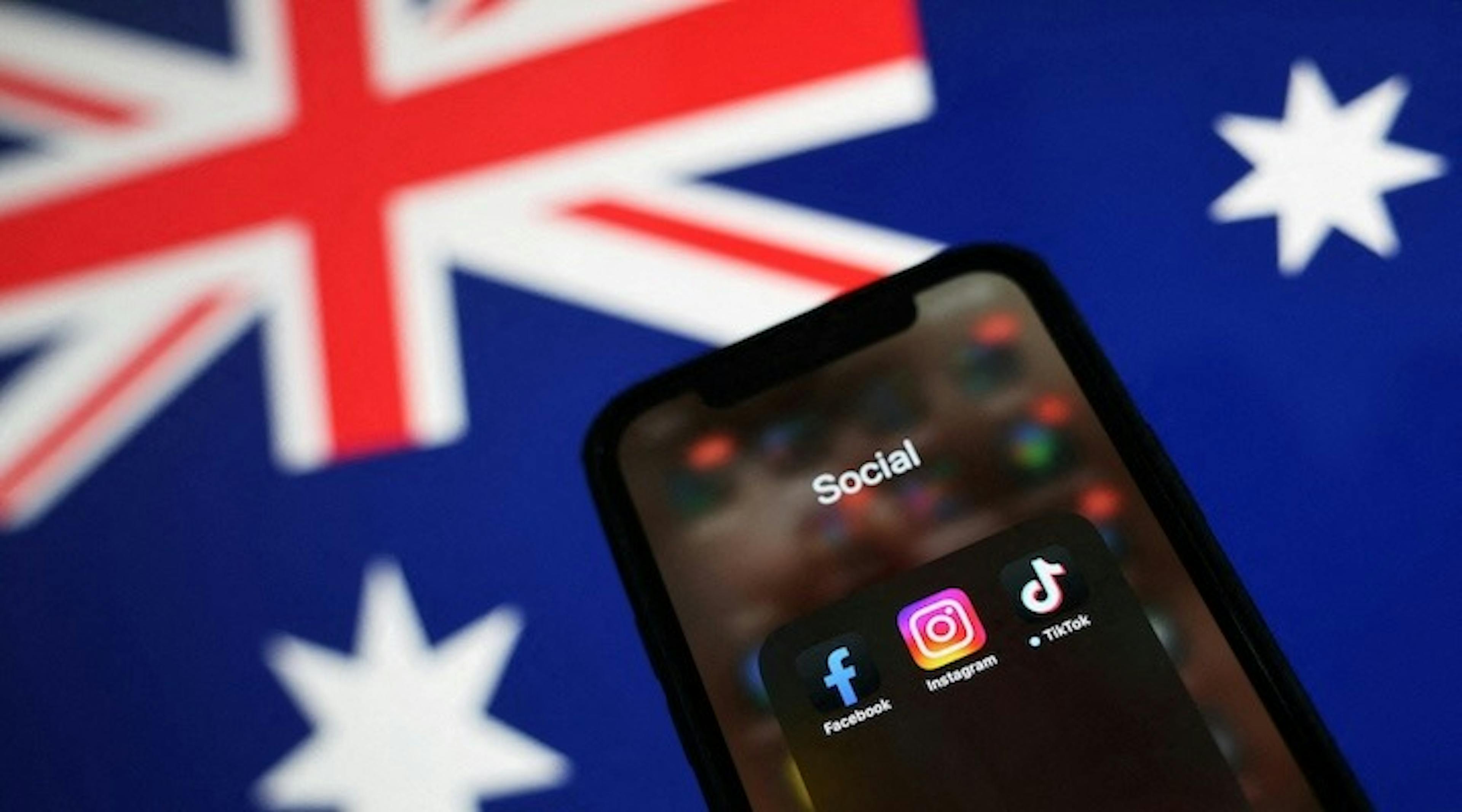 /australia-sets-bold-global-standard-with-social-media-ban-for-children-under-16 feature image