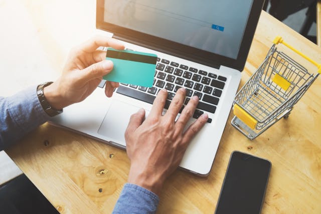 /the-online-shopping-trends-of-the-future feature image