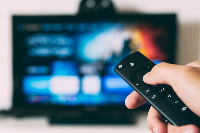 /how-to-mirror-iphone-to-firestick-complete-guide-y11s35cb feature image