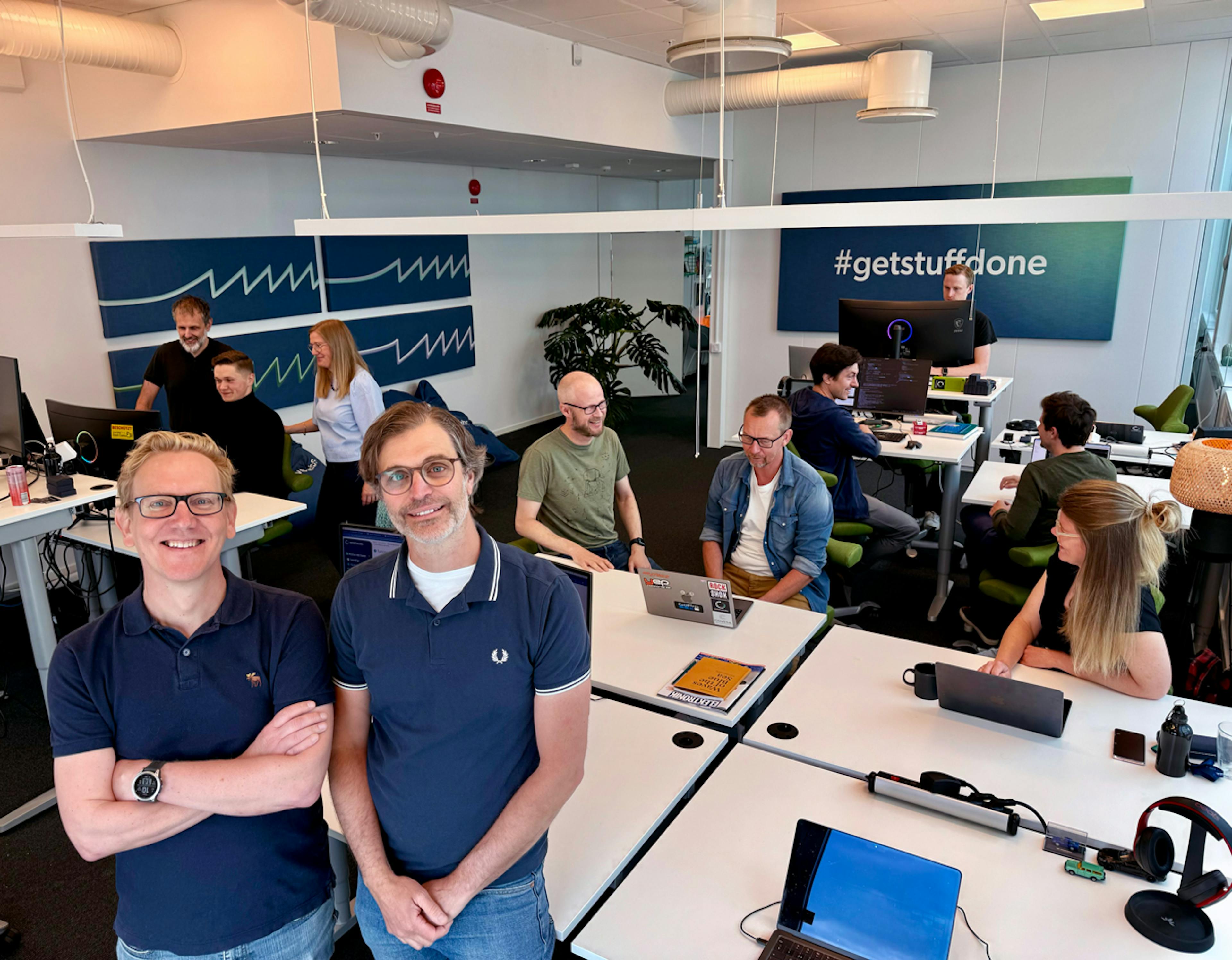 Per Sigurdson, CEO y Aleksandar Filipov, CTO con el equipo ágil y de rápido movimiento en las oficinas de RemotiveLabs en Media Evolution City en Malmö, Suecia.