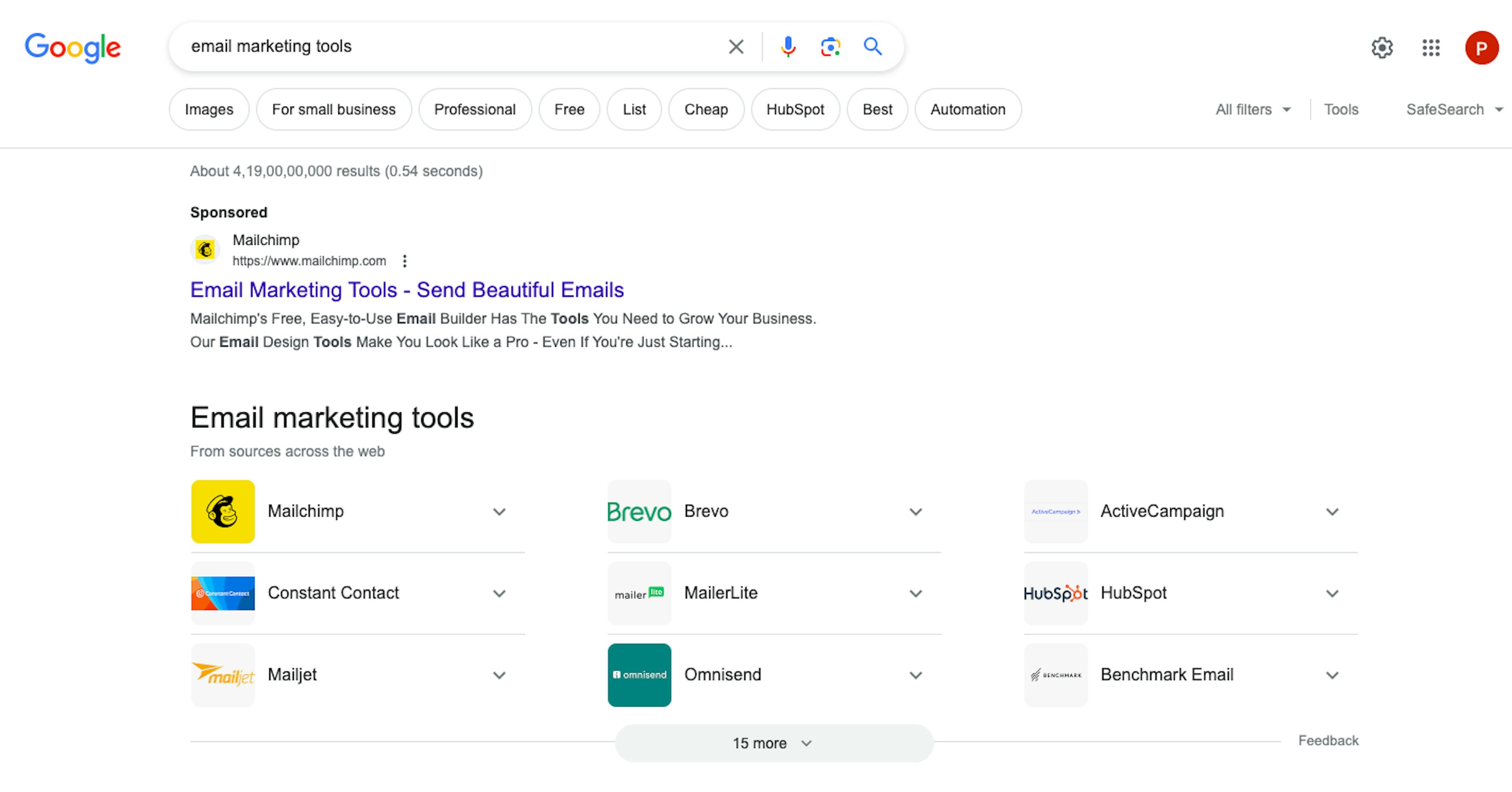 "En iyi e-posta pazarlama aracı" anahtar kelimesi için Google sonuçları.