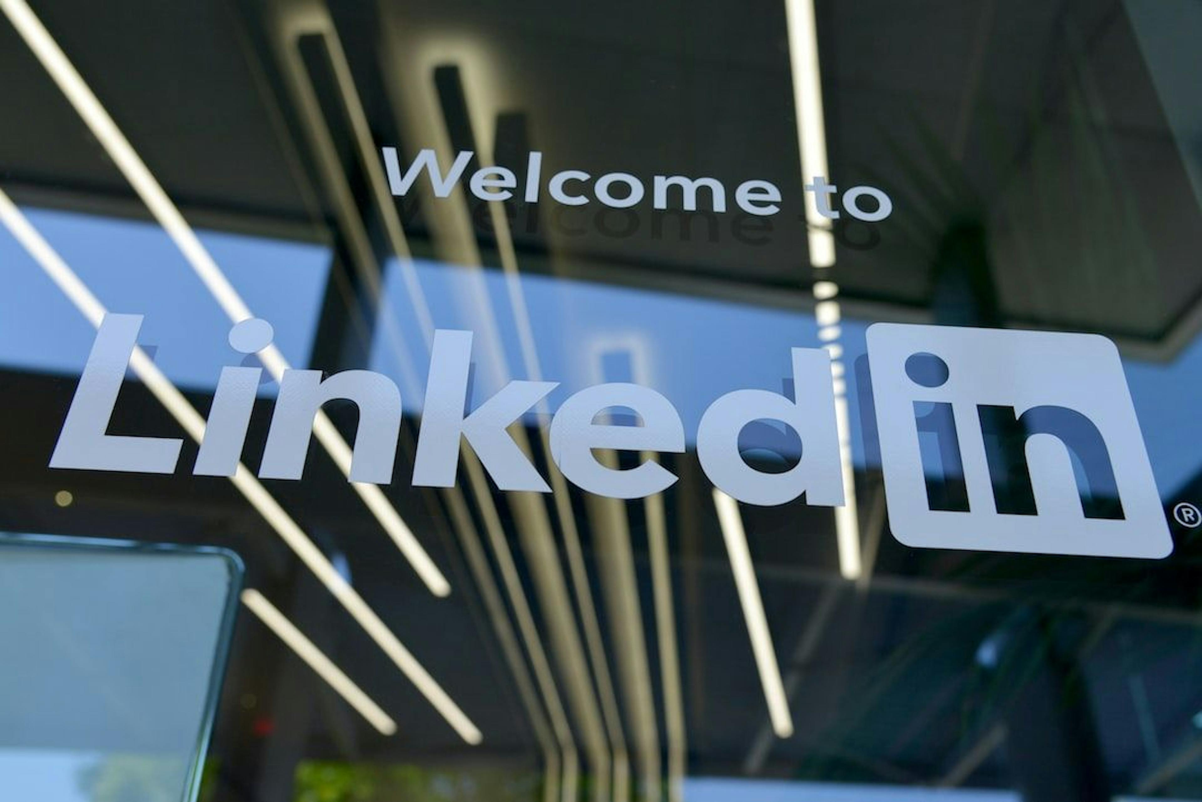 featured image - No estás construyendo una marca personal; Solo estás publicando en LinkedIn