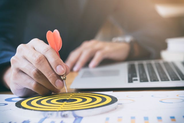 /how-to-set-and-exceed-social-media-goals feature image