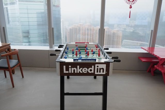 /ups-and-downs-of-running-a-b2b-saas-linkedin-page-what-to-dowhat-not-to-do feature image