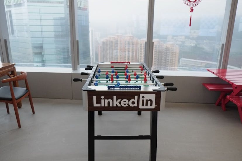 /ups-and-downs-of-running-a-b2b-saas-linkedin-page-what-to-dowhat-not-to-do feature image
