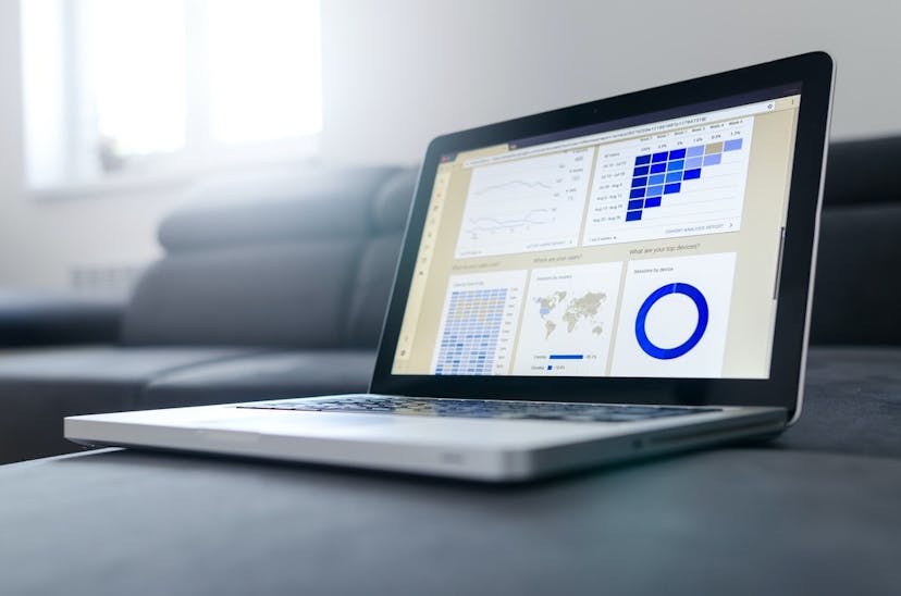 /4-common-b2b-saas-marketing-analytics-mistakes-and-how-to-avoid-them-rk3c352t feature image