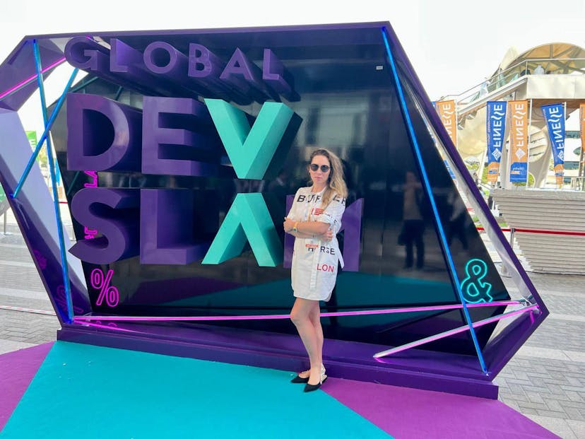 /7-ways-to-stand-out-at-a-tech-conference feature image