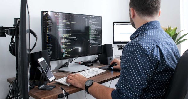 /switching-from-elastic-stack-to-grafana-a-cost-cutting-success-story feature image