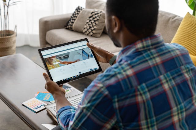 /how-to-find-and-message-investors-on-linkedin-j42l35fc feature image