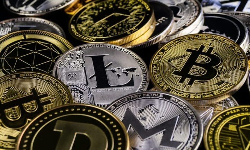 /bitcoin-vs-altcoin-similarities-and-differences-explained feature image