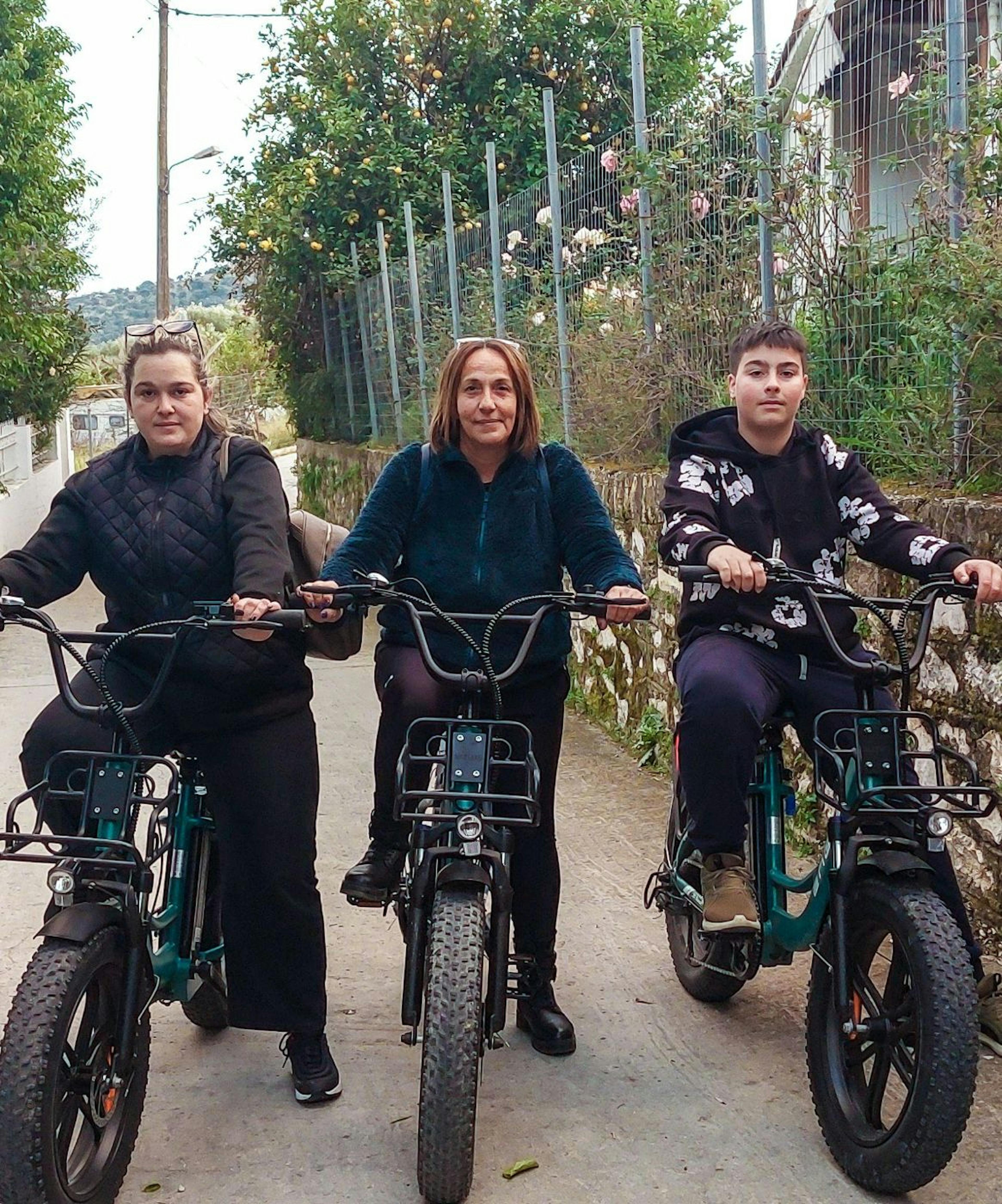 Varvara (on the left you), Yiota and Johnny on their new e-bikes.