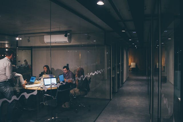 /meeting-facilitation-best-practices-7-essential-tips-for-success feature image