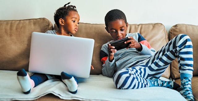 /how-much-screen-time-should-teenager-get-on-their-phones feature image