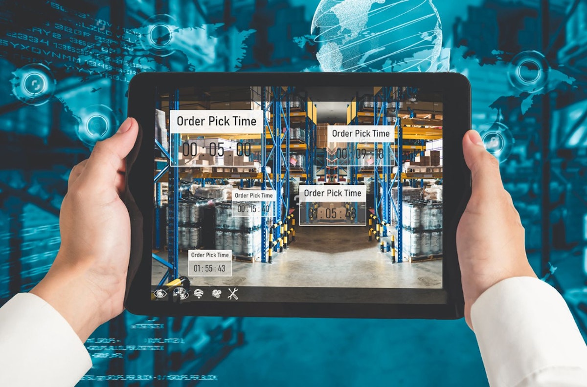 featured image - 4 Effective Ways Augmented Reality Solve Issues in Logistics Industry