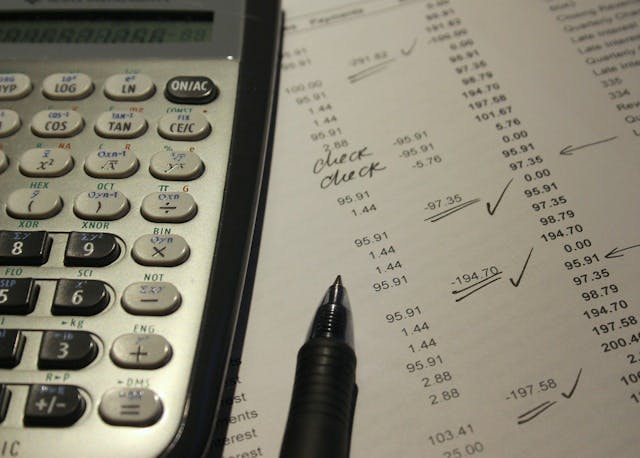 /the-manual-and-digital-ways-of-calculating-factorization-4z1f34u1 feature image