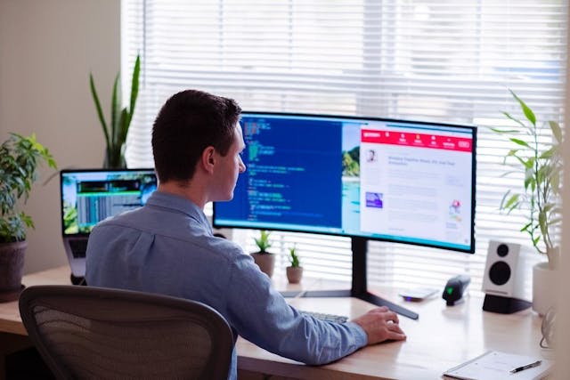 /4-tips-for-successfully-launching-your-first-digital-product feature image
