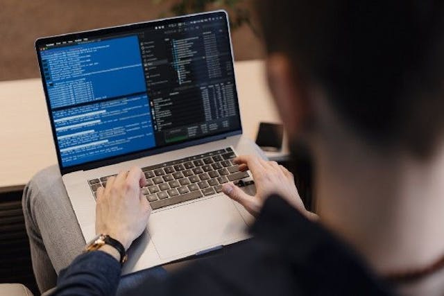 /things-to-learn-as-a-novice-programmer-to-find-a-good-job-quickly feature image