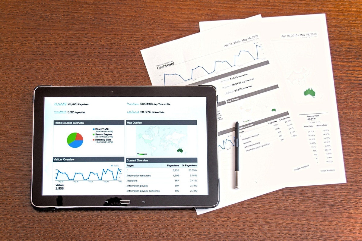 featured image - Embedded data analytics and reporting tools that empowers Business analysts