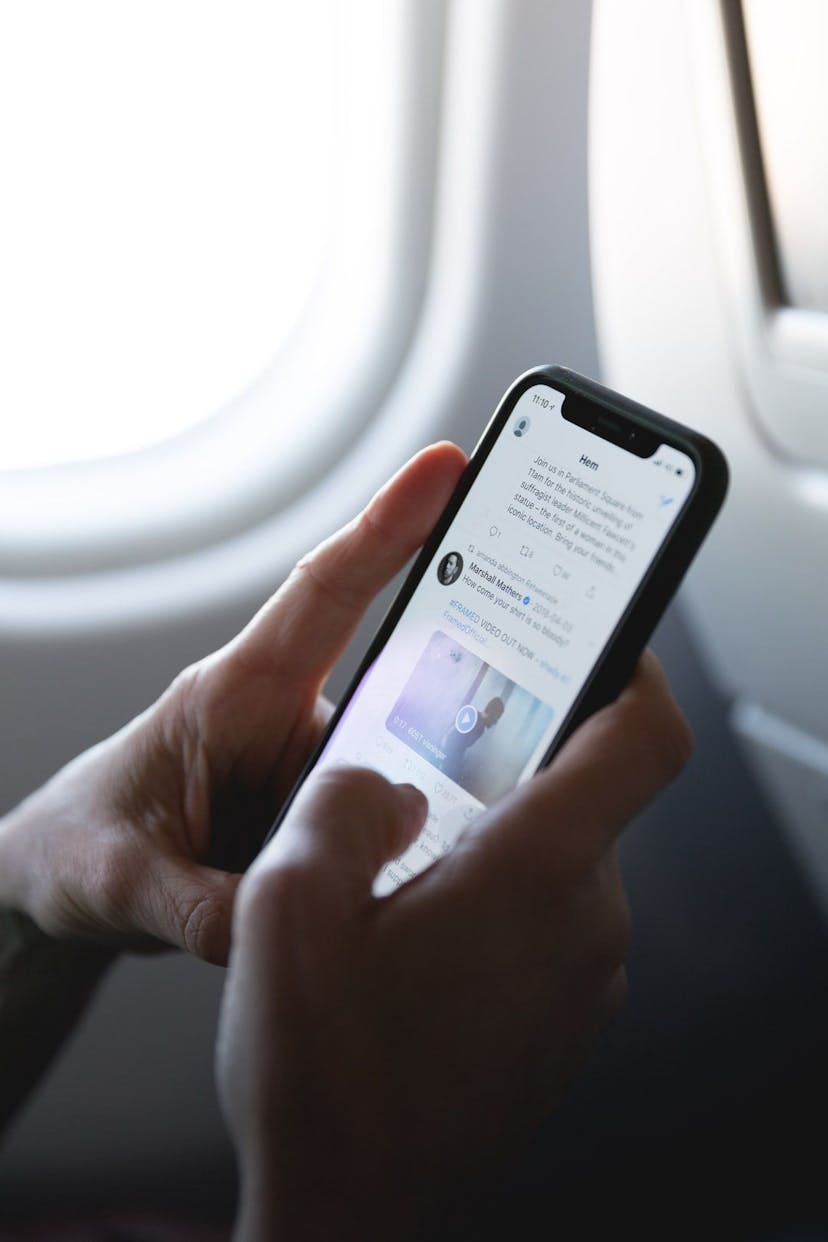 /should-twitter-implement-a-downvote-button feature image