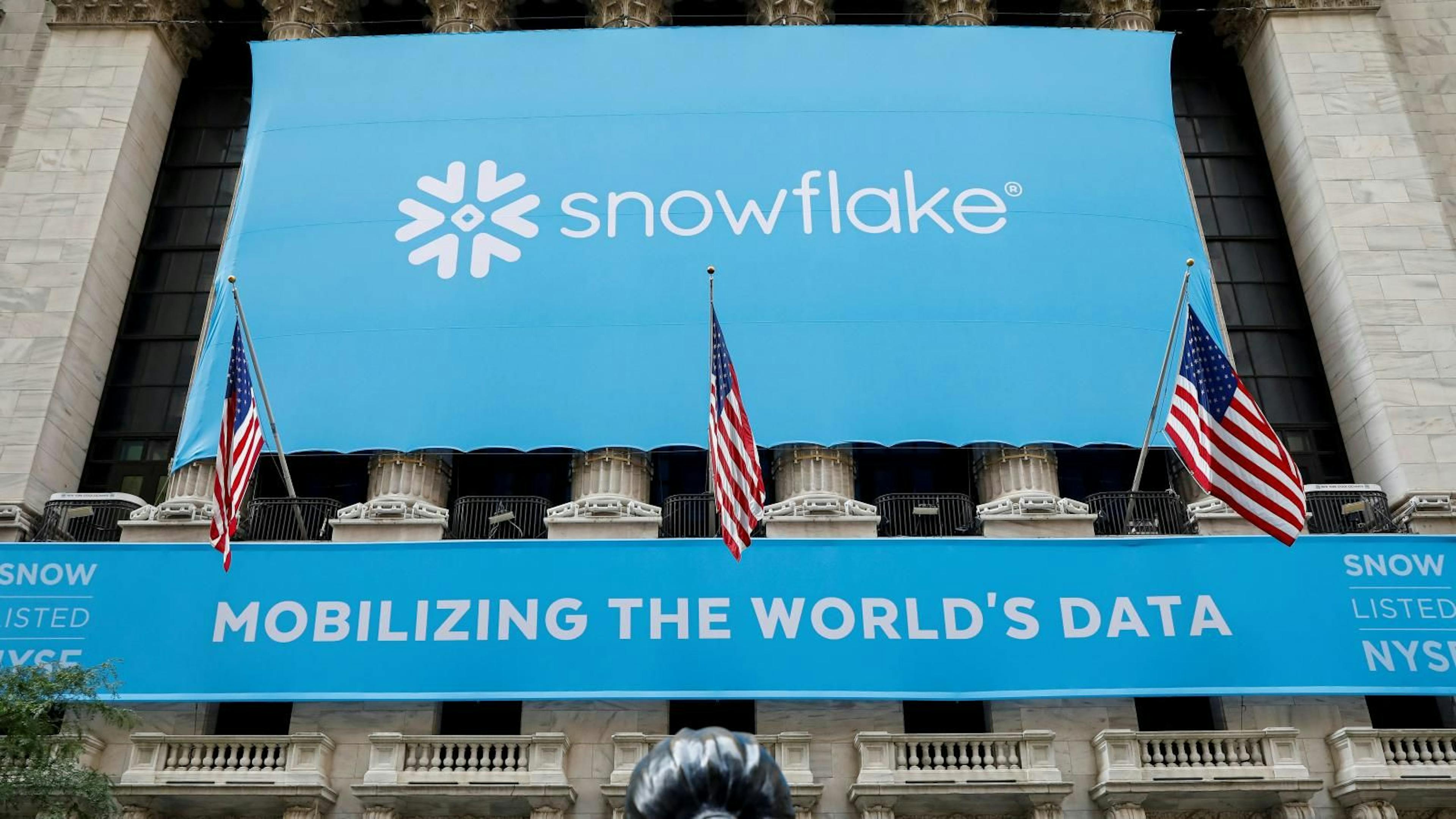 featured image - How Snowflake Grew Into a $70 Billion Dollar Company