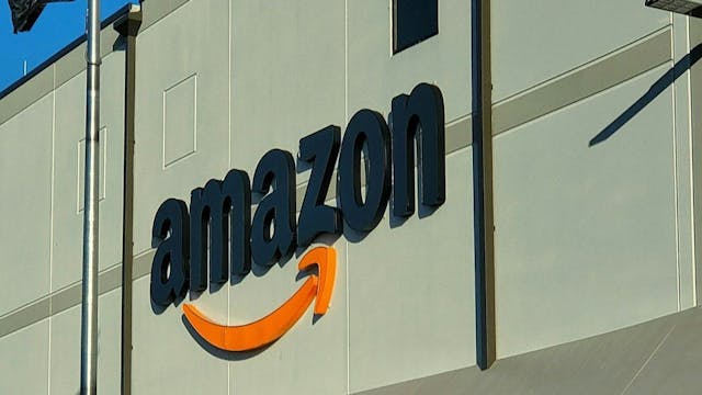 /amazon-to-hire-250000-us-workers-for-holiday-season-amid-spending-concerns feature image