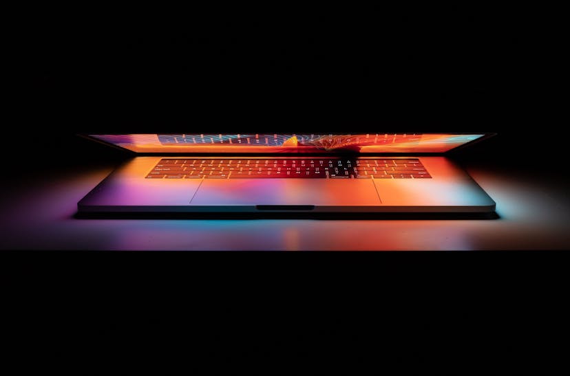 /how-does-a-vpn-work-to-protect-your-privacy-ax3z34m5 feature image