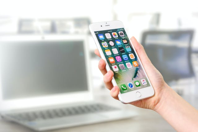 /4-questions-to-ask-yourself-when-planning-a-social-media-strategy-332337lt feature image