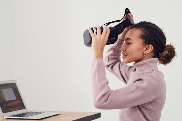 /5-ways-that-ar-and-vr-support-remote-workers-w14u37m0 feature image