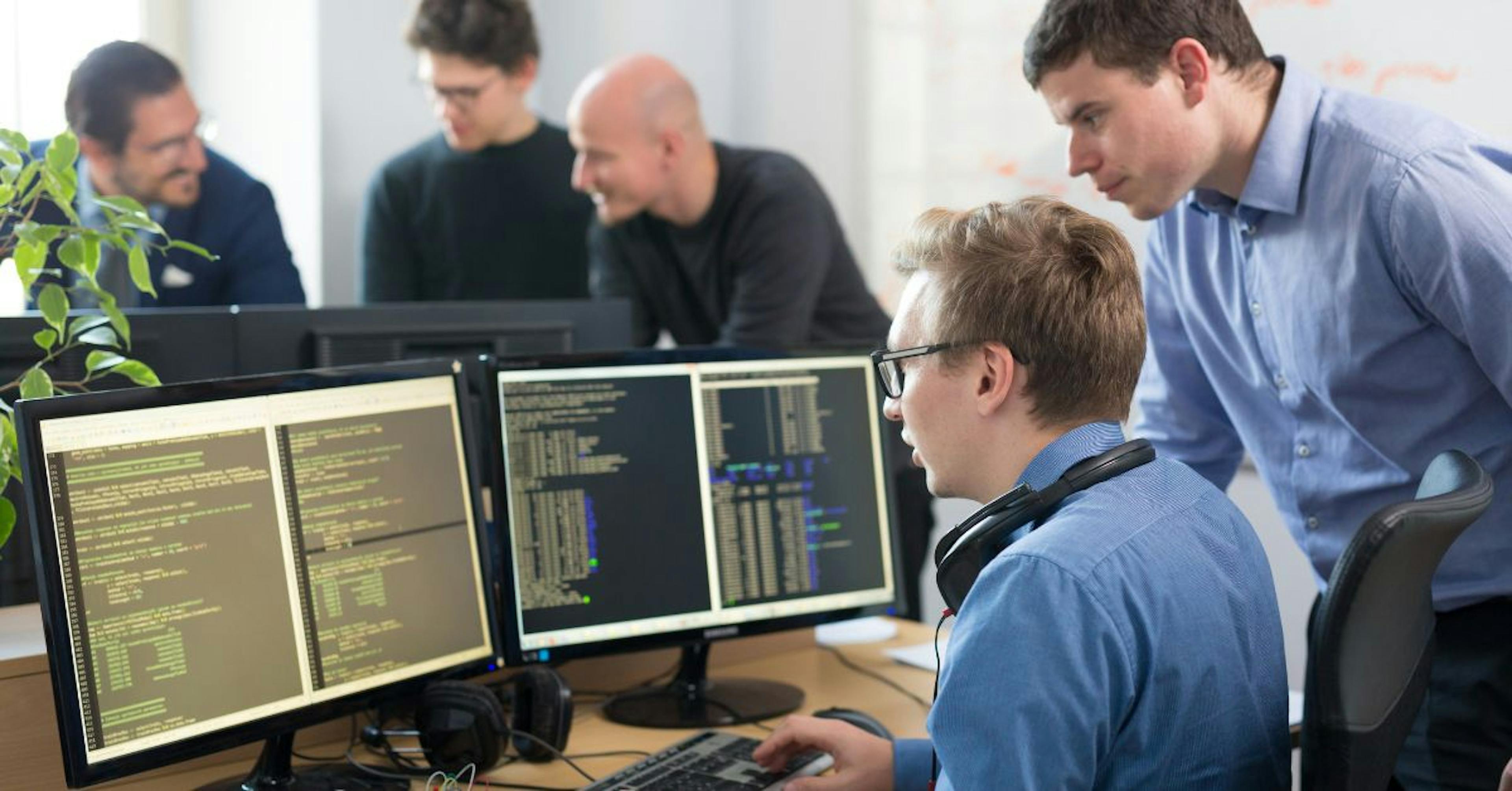 featured image - Revolutionizing Small Business: The Power of Virtual Desktop Software in 2024