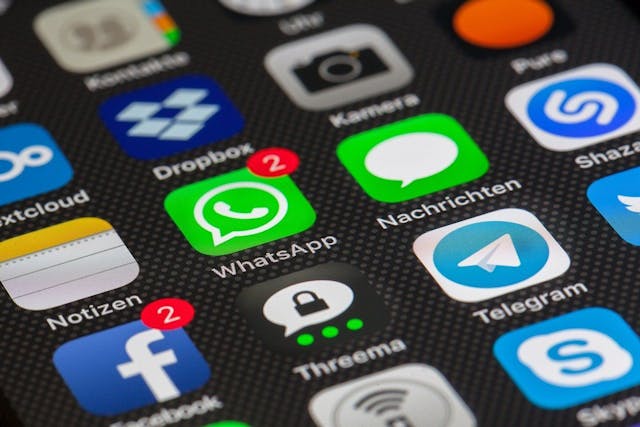 /social-features-the-secret-to-bridging-the-gap-between-apps-and-users-5f2n334o feature image